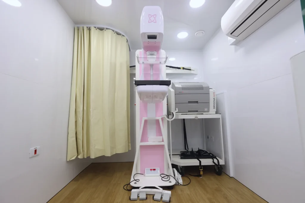 Sala de mamografia da Carreta da Mulher Eco X em Marabá