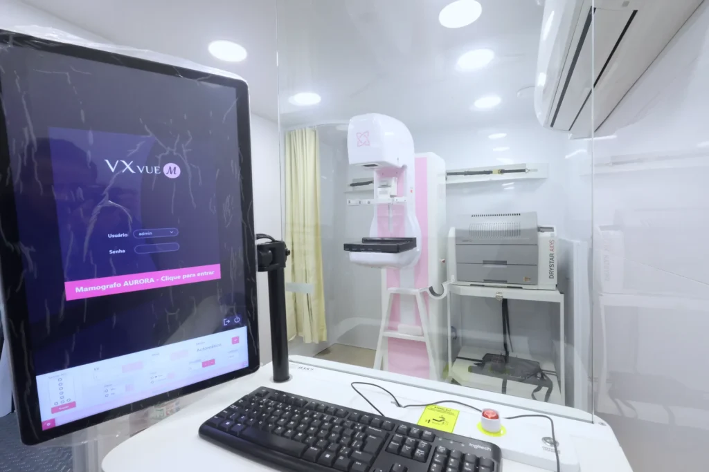 Comando do mamógrafo com visão da sala na Carreta da Mulher Eco X