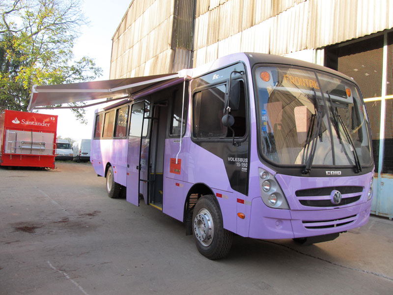 A Eco X transformou um ônibus do tipo rural na Unidade Móvel Delegacia da Mulher