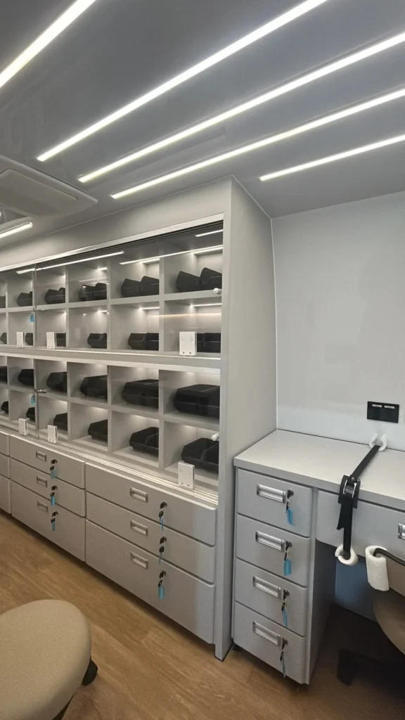 Armário de medicamentos com portas de vidro, caixas organizadoras e gavetas com chave para dispensação de medicamentos