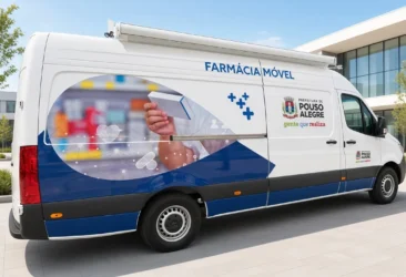 Farmácia Móvel da Prefeitura de Pouso Alegre (MG): furgão branco plotado em azul, desenvolvido pela Eco X .