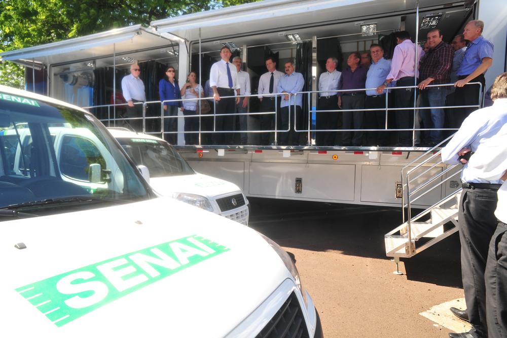 Diretoria da Fiems entrega 33 veículos e uma unidade móvel